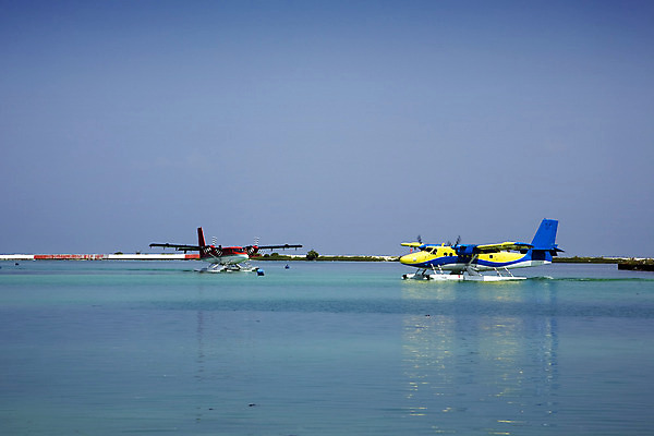 포토 JPG 해외이미지 바다 여행 날개 교통시설 하늘 비행기 안테나 사람없음 물 파란색 흰색 쌍둥이 항공 프로펠러 엔진 모터 대패 착륙 수평선 해외202004 해외포토 자연요소 컬러 교통 통신 가족 항공교통 대중교통 시설 파일형식 이미지허브