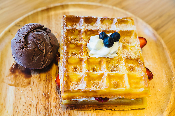 포토 JPG 해외이미지 열매 음식 백그라운드 과일 딸기 디저트 사람없음 목재 과자 초콜릿 얼음 신선 달콤 맛 설탕 크림 블루베리 벨기에 와플 해외202004 해외포토 자연요소 나무 식물 컨셉 재료 서유럽 파일형식 이미지허브