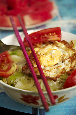 포토 JPG 해외이미지 전통 문화 음식 토마토 채소 젓가락 요리 동양인 사람없음 빨간색 초록색 계란 식사 저녁식사 중국 프랑스 흰색 막대기 사발 먹기 동쪽 점심식사 해외202004 해외포토 유럽 아시아 컬러 모션 수저 인종 알 사기그릇 방향 파일형식 이미지허브