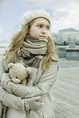 포토 JPG 해외이미지 학생 여학생 생각 흡연 한명 사람 성인 10대 봄 도시 모스크바 배려 캡모자 해외202004 해외포토 모자_잡화 1 계절 여자 청소년 담배 러시아 파일형식 이미지허브