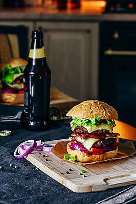 포토 JPG 해외이미지 맥주 패스트푸드 실내 사람없음 주방 햄버거 식탁보 맥주병 나무도마 수제햄버거 적양파 해외202004 해외포토 양파 술병 도마 주류 내부 목재 인스턴트 파일형식 이미지허브