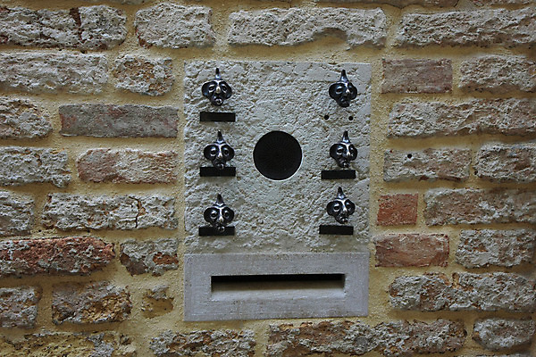 포토 JPG 해외이미지 모양 디자인 벽 여행 통신 버튼 벽돌 주택 사람없음 야외 금속 이탈리아 수확 보호 보안 베네치아 옛날 특별함 해외202004 해외포토 유럽 컨셉 농업 재질 안전 건물 파일형식 이미지허브