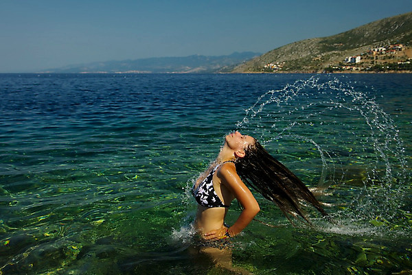 포토 JPG 해외이미지 여자 수영복 행복 바다 여행 자연 날씨 휴가 휴식 한명 해변 야외 물 여름 파란색 비키니 햇빛 맑음 수영 목욕 기쁨 젖음 신선 뜨거움 떨어짐 선탠 지중해 상쾌 크로아티아 카피스페이스 해외202004 해외포토 자연요소 1 옷 계절 감정 유럽 컬러 컨셉 사람 태양 청결 공백 수상스포츠 생태계 파일형식 이미지허브