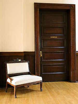 포토 JPG 해외이미지 전통 라이프스타일 디자인 가구 벤치 의자 건축양식 창문 휴식 바닥 주택 실내 앉기 사람없음 내부 목재 장식 소파 햇빛 갈색 유행 방 수확 골동품 휴게실 고급 우아함 복고 부드러움 지역 리빙 넘어짐 정중 스타일 안락 해외202004 해외포토 나무 건축 컬러 생활용품 컨셉 농업 재료 모션 건물 생활 태양 감각 파일형식 이미지허브