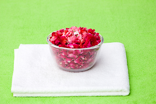 포토 JPG 해외이미지 꽃 잎 자연 유리 휴식 스트레스 건강 사람없음 치료 빨간색 초록색 수건 장미 평화 스파 욕실 흰색 직물 면 사발 고급 씻기 피부관리 아로마테라피 테라피 조제 내추럴 해외202004 해외포토 식물 컬러 컨셉 의학 재질 위생용품 뷰티 약 청결 사기그릇 생태계 만들기 파일형식 이미지허브