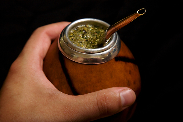 포토 JPG 해외이미지 식물 백인 전통 손 남자 문화 음료 백그라운드 호박 건조 건강 사람없음 장식 컵 가로 갈색 금속 검은색 잡기 막대기 차 컨테이너 허브 오브젝트 유기농 박 고립 조롱박 핸드메이드 브라질사람 해외202004 해외포토 서양인 식기 웰빙 산업 컬러 채소 모션 재질 사람 신체부위 파일형식 이미지허브