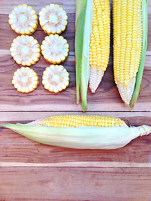 포토 JPG 해외이미지 단면 실내 옥수수 사람없음 일렬 옥수수껍질 나무배경 해외202004 해외포토 백그라운드 곡류 내부 껍질 파일형식 이미지허브