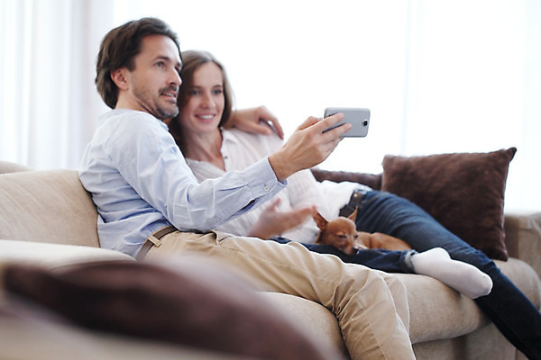 포토 JPG 해외이미지 라이프스타일 커플 여자 남자 행복 관계 모바일 아파트 주택 실내 사랑 앉기 두명 스마트폰 핸드폰 반려동물 소파 디지털 방 개 그림 리빙 셀프 해외202004 해외포토 동물 감정 의자 포유류 모션 사람 내부 건물 생활 전자제품 스마트기기 파일형식 이미지허브