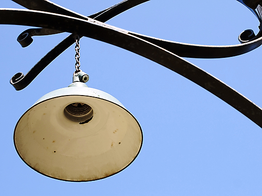 포토 JPG 해외이미지 1 전통 디자인 백그라운드 가로등 전구 건축양식 하늘 조명 거리 미술 사람없음 야외 장식 세로 파란색 빛 금속 검은색 장비 수확 골동품 흰색 등불 램프 도시 역사 클래식 철 묘사 오브젝트 부식 싱글 복고 고립 구식 옛날 스타일 해외202004 해외포토 공공시설 건축 컬러 컨셉 농업 재질 문화예술 파일형식 이미지허브