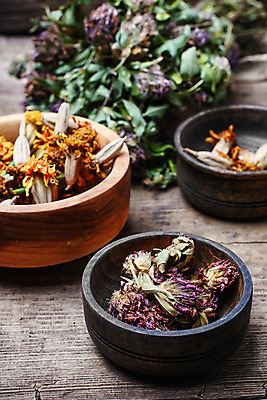 포토 JPG 해외이미지 식물 꽃잎 꽃 꽃다발 잎 꽃무늬 건조 건강 사람없음 치료 약 노란색 수확 벚꽃 신선 사발 약초 냄비 허브 준비 냄새 아로마테라피 테라피 금잔화 강렬 돌봄 치료제 치유 해외202004 해외포토 컬러 무늬 농업 의학 모션 뷰티 풀_식물 사기그릇 솥 파일형식 이미지허브