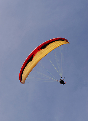 포토 JPG 해외이미지 스포츠 하늘 항해 기술 취미 사람없음 파란색 비행 위험 스카이다이빙 항공 낙하산 글라이더 착륙 해외202004 해외포토 컬러 컨셉 배_교통 익스트림스포츠 파일형식 이미지허브