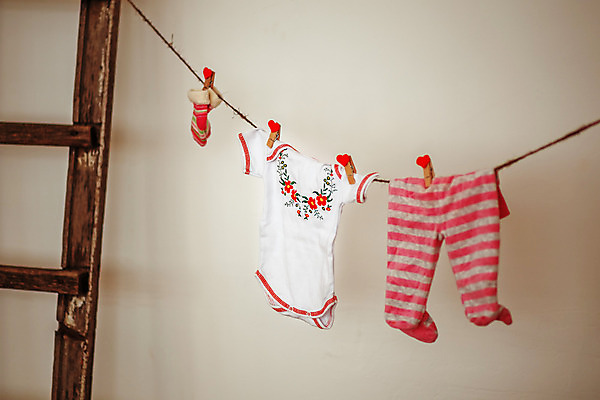 포토 JPG 해외이미지 옷 딸 어린이 밧줄 분홍색 셔츠 티셔츠 패턴 바지 가족 양말 주택 건조 사람없음 장난감 갈색 노란색 임신 흰색 아기 신생아 면 얼룩 기다림 환경오염 코드 빨래 예측 준비 자수 돌봄 해외202004 해외포토 줄 컬러 컨셉 상의 가사 무늬 관계 모션 하의 사람 건물 파일형식 이미지허브