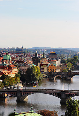 포토 JPG 해외이미지 나무 구름 유럽 여행 오렌지 하늘 지붕 거리 주택 파노라마 풍경 사람없음 야외 건물 빨간색 초록색 여름 강 컬러풀 궁전 가을 도시 센터 역사 황금 정사각형 엽서 전차 체코 프라하 강렬 고딕 공화국 르네상스 보헤미아 옛날 해외202004 해외포토 자연요소 도형 식물 건축물 계절 나라 육상교통 컬러 고건축 과일 대중교통 촬영기법 편지 파일형식 이미지허브