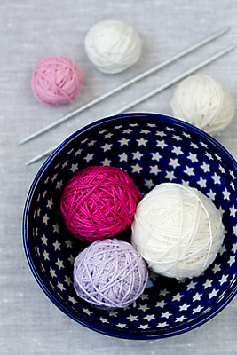 포토 JPG 해외이미지 접시 분홍색 공 3 서기 취미 사람없음 가로 평화 보라색 기쁨 회색 흰색 뜨개질 작음 큼 해외202004 해외포토 식기 감정 컬러 컨셉 모션 크기 파일형식 이미지허브