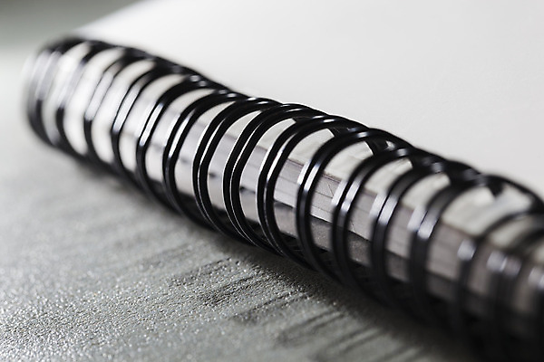 포토 JPG 해외이미지 디자인 종이 선 백그라운드 컨셉 비즈니스 나선형 사람없음 책 사무실 금속 다이어리 검은색 쪽지 공책 공백 장비 흰색 가시 연결 플라스틱 수집 준비 페이지 철사 해외202004 해외포토 컬러 무늬 재질 문구용품 사무용품 파일형식 이미지허브