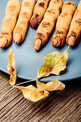 포토 JPG 해외이미지 접시 낙엽 손가락 디저트 근접촬영 사람없음 장식 쿠키 할로윈 가을 축하 달콤 핸드메이드 호러 나무배경 해외202004 해외포토 식기 손 계절 음식 뷰포인트 백그라운드 컨셉 잎 맛 공포 파일형식 이미지허브
