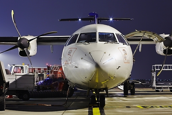 포토 JPG 해외이미지 산업 여행 교통시설 하늘 비행기 사람없음 야외 파란색 기계 카트 화물 기다림 공항 야간 도착 항공 서비스 준비 출발 프로펠러 제트기 엔진 대패 로딩 해외202004 해외포토 자연요소 컬러 교통 컨셉 항공교통 모션 대중교통 운송업 시설 파일형식 이미지허브