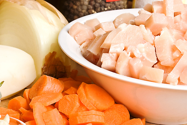 포토 JPG 해외이미지 전통 음식 컨셉 채소 재료 양파 감자 건강 식이요법 마늘 육류 요리 사람없음 목재 주방 식사 저녁식사 치킨 당근 고명 수프 먹기 유기농 후추 바질 해외202004 해외포토 나무 웰빙 식재료 모션 뿌리채소 향신료 닭고기요리 파일형식 이미지허브