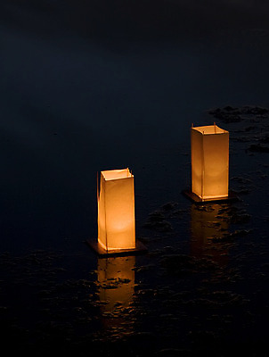 포토 JPG 해외이미지 행복 실루엣 종이 호수 밥 불꽃 동양인 사람없음 물 단어 빛 일본 황혼 새벽 꿈 등불 야간 소원 해외202004 해외포토 자연요소 문자 감정 아시아 음식 불 조명 촬영기법 인종 일몰 파일형식 이미지허브