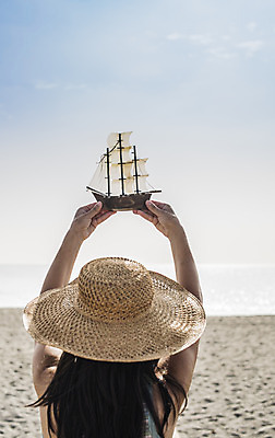 포토 JPG 해외이미지 백인 모델 손 계절 행복 어린이 바다 여행 컨셉 요트 자연 휴가 항해 사람없음 야외 목재 장식 물 장난감 수확 잡기 보트 복고 해외202004 해외포토 자연요소 서양인 나무 감정 농업 배_교통 재료 모션 사람 신체부위 생태계 파일형식 이미지허브