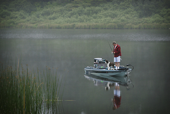 포토 JPG 해외이미지 호수 선 스포츠 바다 아침 낚시 휴식 어업 사람없음 물 강 반사 보트 개 낚시꾼 해외202004 해외포토 주간 자연요소 산업 컨셉 배_교통 포유류 레저 파일형식 이미지허브