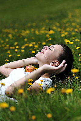 포토 JPG 해외이미지 손 공원 여자 꽃 행복 포즈 과일 자연 건강 한명 미소 웃음 사람 야외 초록색 여름 점프 봄 활발 기쁨 자유 흰색 신선 사과 해외202004 해외포토 식물 1 계절 공공시설 감정 컬러 컨셉 모션 표정 신체부위 생태계 파일형식 이미지허브