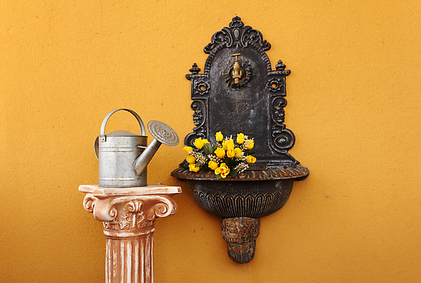 포토 JPG 해외이미지 디자인 꽃 벽 조각 미술 사람없음 야외 빨간색 물 노란색 검은색 물뿌리개 수확 알루미늄 옛날 해외202004 해외포토 자연요소 식물 컬러 농업 문화예술 파일형식 이미지허브