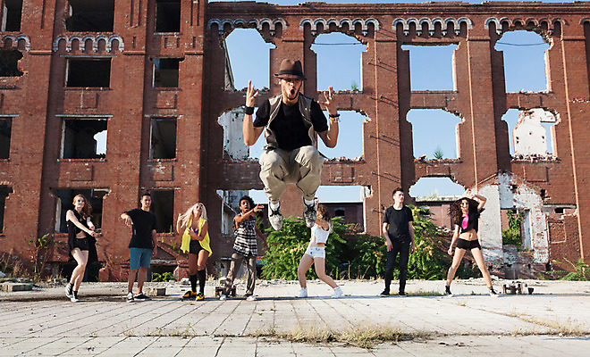 포토 JPG 해외이미지 백인 남자 행복 문화 흑인 기술 힙합 여러명 운동 태양 유행 점프 공연 연주자 댄서 도시 정사각형 다민족 랩 해외202004 해외포토 자연요소 도형 서양인 직업 감정 음악 다수 모션 건강 사람 이벤트 음악가 파일형식 이미지허브