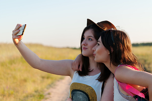 포토 JPG 해외이미지 백인 라이프스타일 응시 옷 여자 행복 얼굴 포즈 2 장난 모바일 갈색머리 세포 함께함 미소 사람 소녀 야외 두명 10대 여름 친구 스마트폰 핸드폰 청춘 맑음 사진촬영 추위 표현 잡기 스마트 셀프 해외202004 해외포토 서양인 헤어스타일 시선 계절 감정 어린이 컨셉 관계 모션 청소년 날씨 표정 생활 신체부위 전자제품 스마트기기 촬영 파일형식 이미지허브