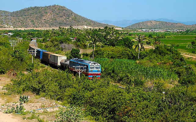 포토 JPG 해외이미지 아시아 파도 이동 십자가 난간 교통시설 모션 자연 파노라마 동양인 풍경 사람없음 초록색 달리기 놀람 기차 화물 시골 상품 위험 만족 조경 베트남 장면 내추럴 선로 해외202004 해외포토 감정 나라 육상교통 바다 컬러 교통 컨셉 대중교통 촬영기법 표정 인종 동남아시아 운송업 시설 생태계 파일형식 이미지허브