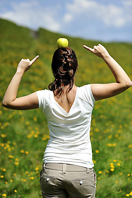 포토 JPG 해외이미지 손 공원 여자 꽃 행복 포즈 과일 자연 건강 한명 웃음 사람 야외 초록색 점프 봄 활발 기쁨 자유 흰색 신선 사과 해외202004 해외포토 식물 1 계절 공공시설 감정 컬러 컨셉 모션 표정 신체부위 생태계 파일형식 이미지허브