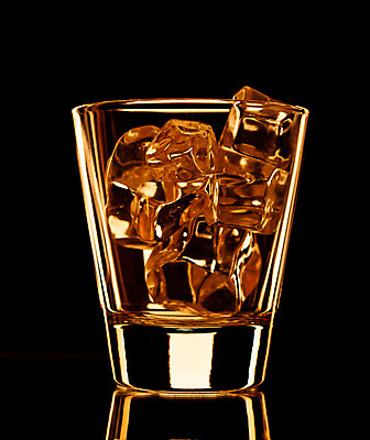 포토 JPG 해외이미지 백그라운드 유리 사람없음 반사 노란색 얼음 검은색 추위 황금 위스키 텀블러 해외202004 해외포토 자연요소 컬러 재질 주류 컵 파일형식 이미지허브