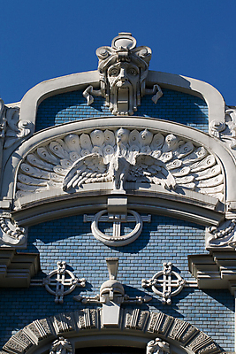 포토 JPG 해외이미지 디자인 외관 유럽 문화 얼굴 벽 조각 여행 곡선 건축양식 창문 새로움 주택 미술 사람없음 건물 장식 파란색 조각상 숫자 화환 흰색 도시 비교 센터 역사 건축가 묘사 아치 타운 라트비아 리가 옛날 스타일 해외202004 해외포토 직업 문자 건축물 건축 꽃 나라 선 컬러 컨셉 문화예술 북유럽 신체부위 조형물 파일형식 이미지허브