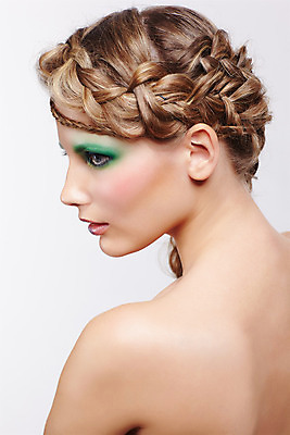 포토 JPG 해외이미지 백인 모델 헤어스타일 여자 유럽 얼굴 땋은머리 건강 한명 사람 초록색 금발 머리 유행 화장품 회색 흰색 화려 우아함 피부 어깨 머리장식 돌봄 엮은 스타일 해외202004 해외포토 서양인 1 나라 컬러 컨셉 모션 신체부위 장식 뷰티 파일형식 이미지허브