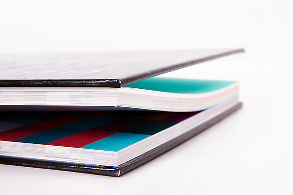 포토 JPG 해외이미지 디자인 종이 문화 곡선 가이드 추상 문구용품 아이디어 종류 숙이기 미술 사람없음 책 컬러풀 사무실 견본 공책 정보 팔레트 변화 선택 도서관 잡지 인쇄 디자이너 오브젝트 문서 각도 예술가 페이지 언론 시트 되감기 목록 해외202004 해외포토 직업 교육 선 컬러 포즈 컨셉 무늬 비즈니스 문화예술 간행물 파일형식 이미지허브