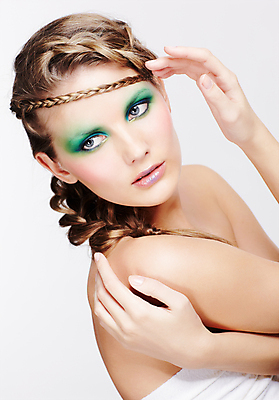 포토 JPG 해외이미지 백인 모델 헤어스타일 손 여자 유럽 얼굴 손가락 땋은머리 건강 한명 사람 초록색 금발 머리 유행 화장품 회색 흰색 화려 우아함 피부 어깨 머리장식 돌봄 엮은 스타일 해외202004 해외포토 서양인 1 나라 컬러 컨셉 모션 신체부위 장식 뷰티 파일형식 이미지허브