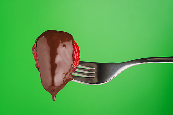 포토 JPG 해외이미지 딸기 실내 사람없음 한개 초콜릿 포트 꽂음 초록배경 해외202004 해외포토 1 백그라운드 과일 디저트 내부 초록색 파일형식 이미지허브