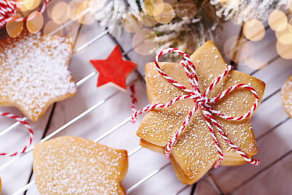 포토 JPG 해외이미지 나무 전통 영어 계절 별 리본 음식 백그라운드 크리스마스 겨울 가족 탁자 휴가 디저트 사람없음 목재 갈색 쿠키 케이크 얼음 축하 소나무 눈송이 달콤 설탕 향신료 시나몬 페스츄리 핸드메이드 해외202004 해외포토 자연요소 식물 문자 기념일 빵 컬러 가구 컨셉 재료 관계 눈_날씨 맛 향미료 파일형식 이미지허브