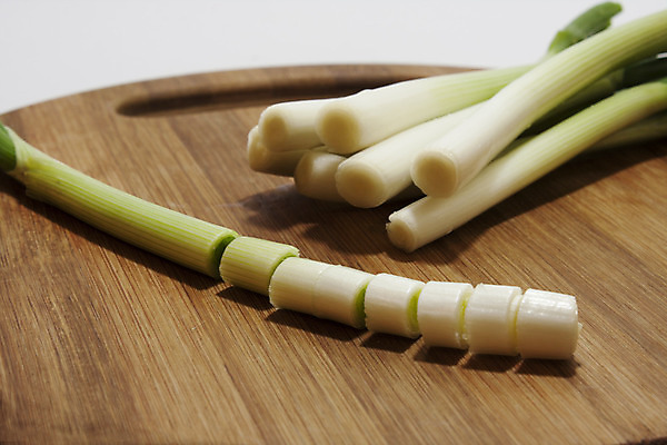 포토 JPG 해외이미지 식물 음식 백그라운드 컨셉 잎 농업 채소 전구 양파 건강 사람없음 목재 초록색 봄 샐러드 흰색 신선 다발 허브 날것 성분 내추럴 쪽파 채식주의자 해외202004 해외포토 나무 계절 산업 컬러 재료 채식 파 파일형식 이미지허브