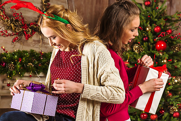 포토 JPG 해외이미지 모델 라이프스타일 여자 행복 포즈 백그라운드 크리스마스 청소년 휴가 새해 선물 사람 두명 가로 상자 축제 기쁨 인사 개성 전나무 크리스마스이브 스타일 해외202004 해외포토 나무 기념일 감정 생활 예절 파일형식 이미지허브