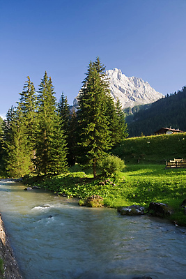 포토 JPG 해외이미지 나무 계절 여행 자연 하늘 산 풍경 사람없음 야외 초록색 물 여름 파란색 강 햇빛 평화 계곡 맑음 침묵 흐름 바위 신선 개울 떨어짐 숲 알프스 암초 내추럴 절정 해외202004 해외포토 자연요소 식물 유럽 컬러 컨셉 날씨 태양 소리 돌_바위 생태계 파일형식 이미지허브