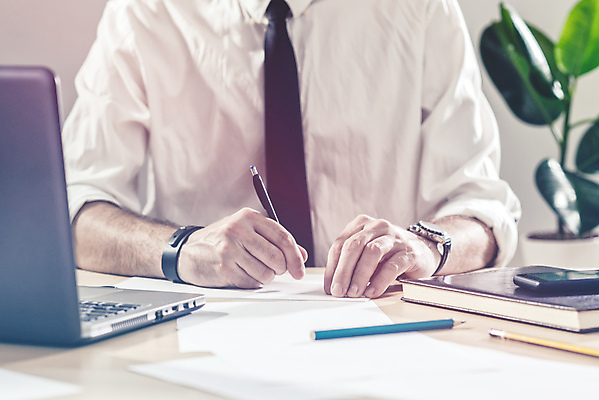 포토 JPG 해외이미지 백인 직업 남자 인터넷 비즈니스 사업가 모바일 세포 한명 성인 노트북 스마트폰 핸드폰 컴퓨터 사무실 공책 시간 업무 비즈니스맨 손목시계 책상 컨설턴트 창업 노력 야근 변호사 고용 마감 프로젝트 프리랜서 중소기업 해외202004 해외포토 서양인 1 시계 가구 회사 장신구 문구용품 사람 전자제품 스마트기기 구직 작업 직장인 전문직 상담 자영업 채용 파일형식 이미지허브