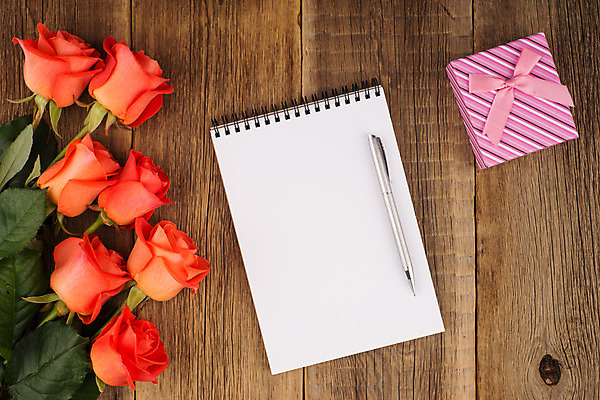 포토 JPG 해외이미지 꽃 종이 분홍색 백그라운드 컨셉 탁자 발렌타인데이 사랑 사람없음 목재 책 선물상자 사무실 장미 펜 우주 쪽지 공책 공백 흰색 메시지 편지 심볼 페이지 옛날 해외202004 해외포토 나무 식물 감정 컬러 가구 비즈니스 재료 데이이벤트 문구용품 선물 상자 필기구 파일형식 이미지허브