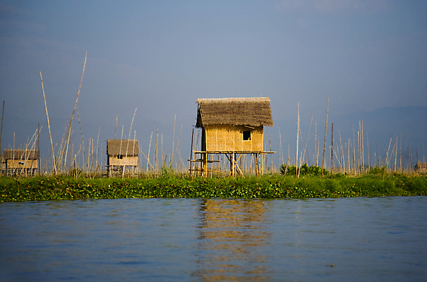 포토 JPG 해외이미지 라이프스타일 외관 호수 건축양식 지붕 휴가 주택 사람 풍경 사람없음 건물 물 반사 마을 침묵 시골 오두막 가난 대나무 생태계 시골집 부드러움 봉 서식지 방갈로 리빙 미얀마 빈민가 생태학 주거지 해외202004 해외포토 자연요소 나무 건축물 교육 건축 아시아 컨셉 숙소 생활 소리 감각 파일형식 이미지허브