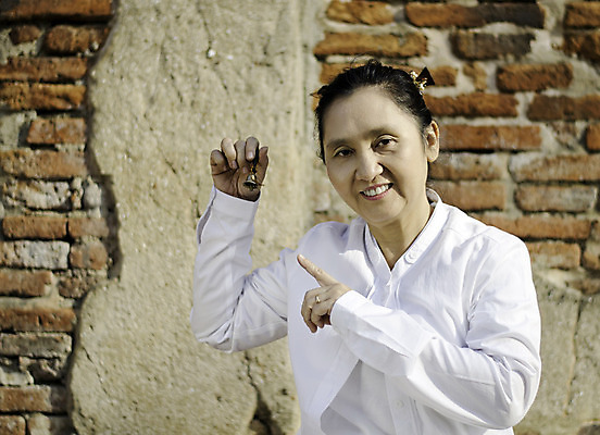 포토 JPG 해외이미지 전통 여자 아시아 종교 선 음악 불교 노래 휴식 건강 한명 목재 치료 빛 약 금속 소리 종 흰색 기구 막대기 사발 영혼 황금 가장자리 호흡 망치 명상 시끄러움 청동 뮤지컬 치유 해외202004 해외포토 나무 1 나라 컬러 컨셉 재료 의학 재질 문화예술 사람 공구 사기그릇 둘레 파일형식 이미지허브