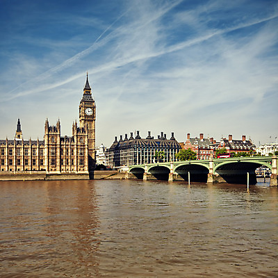 포토 JPG 해외이미지 유럽 하늘 영국 잉글랜드 버스 사람없음 건물 빨간색 세로 여름 강 도시풍경 젖음 도시 런던 시티라이프 빅벤 스카이라인 랜드마크 빅토리아 정부 해외202004 해외포토 라이프스타일 건축물 계절 나라 육상교통 컬러 대중교통 풍경 시계탑 파일형식 이미지허브