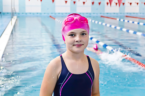 포토 JPG 해외이미지 백인 여학생 여자 유럽 어린이 스포츠 한명 물 수영 젖음 흰색 8 6 노려봄 7 해외202004 해외포토 자연요소 서양인 1 학생 나라 컬러 표정 사람 숫자 수상스포츠 파일형식 이미지허브