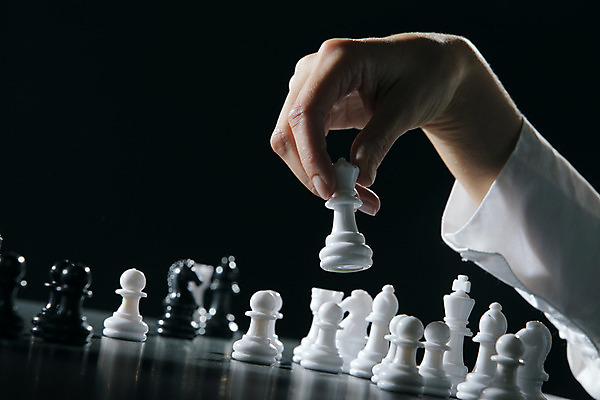 포토 JPG 해외이미지 손 검은배경 한명 가로 검은색 경쟁 흰색 체스말 체스 닫기 계획 왕 라이벌 여왕 카피스페이스 해외202004 해외포토 1 컬러 백그라운드 컨셉 모션 놀이 사람 신체부위 공백 말_게임 파일형식 이미지허브