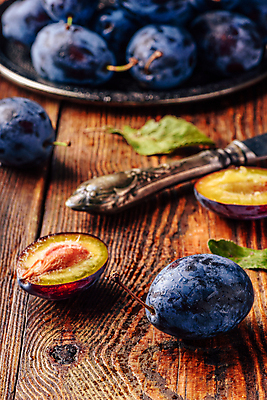 포토 JPG 해외이미지 접시 잎 단면 실내 사람없음 나이프 슬라이스 서양자두 나무배경 해외202004 해외포토 식물 식기 백그라운드 내부 칼 파일형식 이미지허브