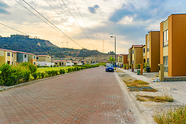 포토 JPG 해외이미지 외관 건축양식 교실 자연 아파트 주택 따뜻함 풍경 사람없음 건물 미국 중앙 커뮤니티 에콰도르 연립주택 이웃 남쪽 교외 해외202004 해외포토 건축물 교육 건축 북아메리카 학교 남아메리카 방향 생태계 파일형식 이미지허브